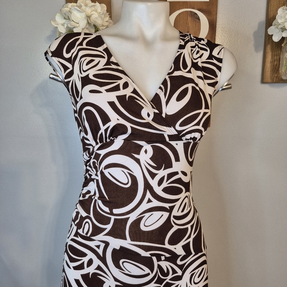 Iz Byer Sleeveless V-Neck Midi A-Line Dress - Picture 2 of 11